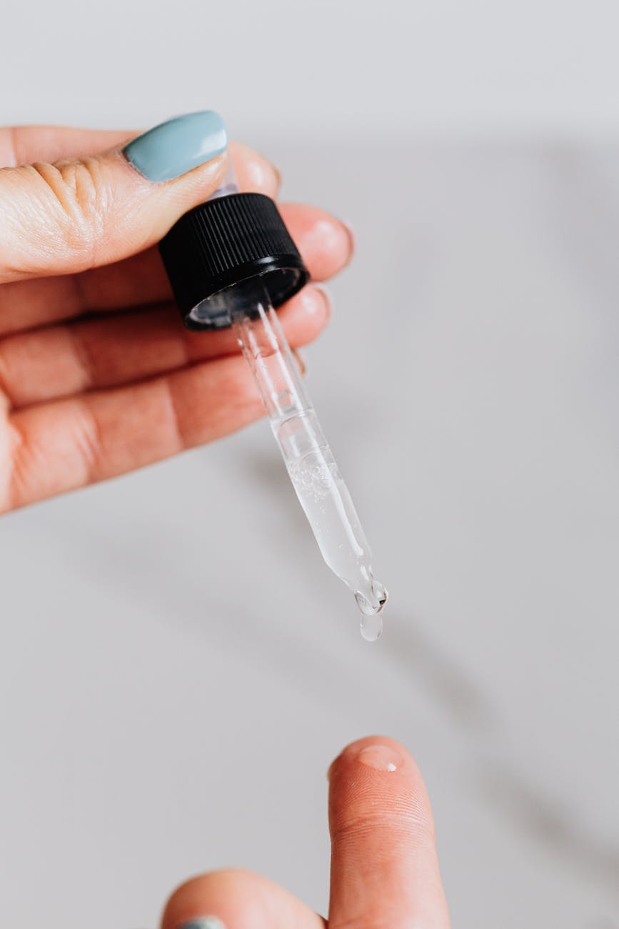 How NOT To Use Hyaluronic Acid: Should We Apply HA Serums To Wet/Damp or Dry Face?